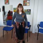 Une jeune fille en tenue de spectacle