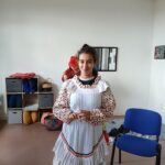 Une jeune fille en tenue de spectacle