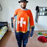 Un jeune homme en tenue de spectacle