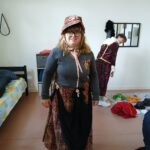 Une jeune fille en tenue de spectacle