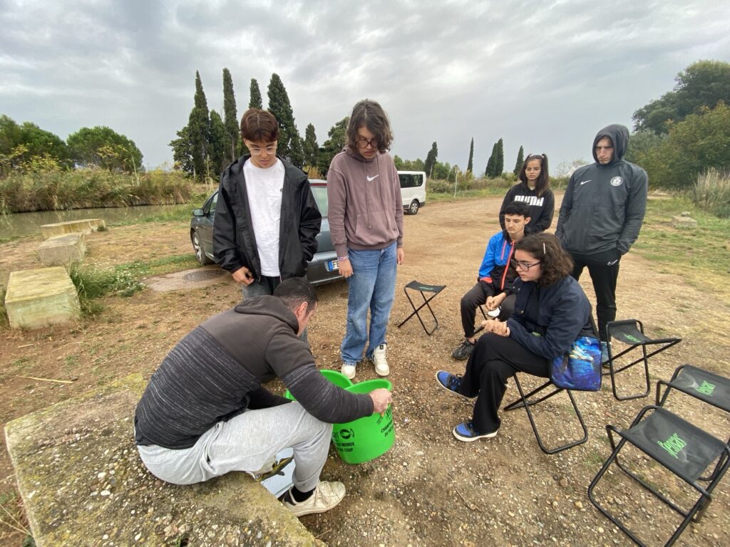Les jeunes entourent l'animateur et écoutent les conseils