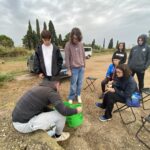 Les jeunes entourent l'animateur et écoutent les conseils