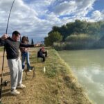 Les jeunes et l'animateur pêchent