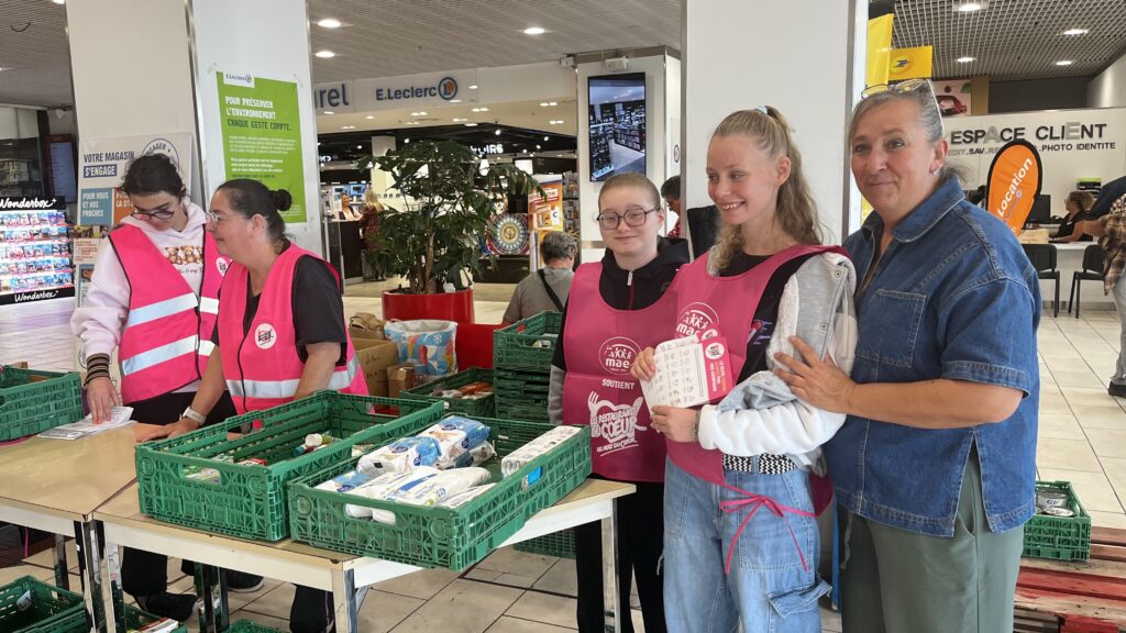 Dans le magasin, les jeunes distribuent les listes de produits prioritaires pour la collecte et réceptionnent les produits collectés dans des bacs