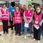 Photo de groupe des jeunes bénévoles et de leurs encadrants avec les gilets roses des Restos du cœur