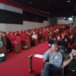 Le public attentif, dans la salle, durant l'agora