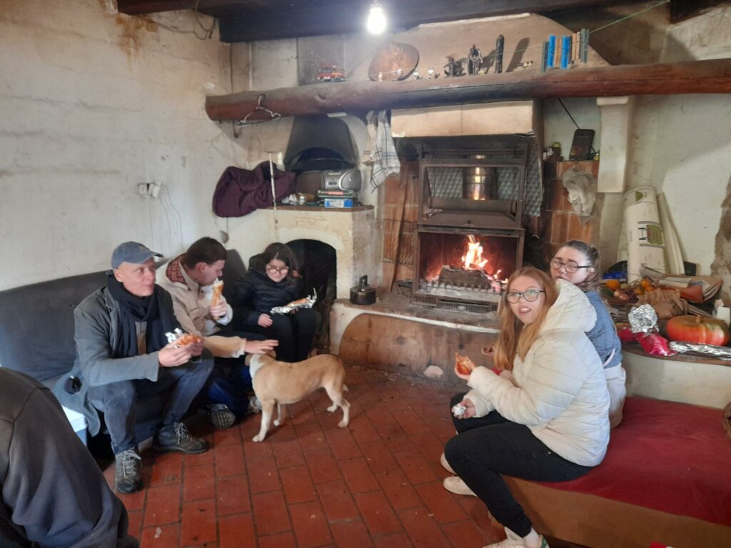 Le groupe se réchauffe près de la cheminée