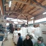 Les jeunes dans le hangar avec tout le stock