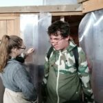 Deux jeunes visitent le Moulin