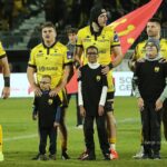 Les joueurs et les jeunes, au centre du terrain, pour la présentation des équipes