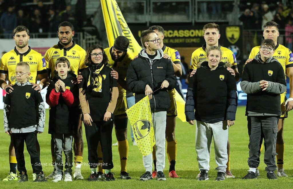 Les joueurs et les jeunes, au centre du terrain, pour la présentation des équipes