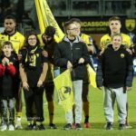 Les joueurs et les jeunes, au centre du terrain, pour la présentation des équipes