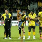 Les joueurs et les jeunes, au centre du terrain, pour la présentation des équipes