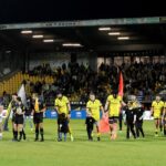 Les joueurs et les jeunes, au centre du terrain, pour la présentation des équipes