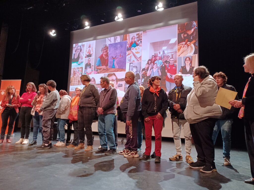 L'ensemble des artistes de l'atelier Main dans la Main et des ateliers Arts APAJH récompensé pour leur talent