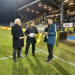 Le Président de l'APAJH Aude, Jean-Claude Rouanet et la Présidente de l'AFDAIM-ADAPEI 11, Laurence Latorre, sur le terrain, sensibilisent sur le Handicap durant la mi-temps