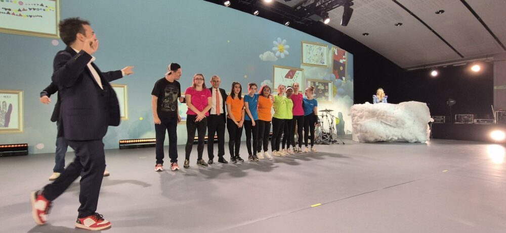 La troupe sur scène avec le Président Jean-Louis Garcia et le présentateur Alex Goude