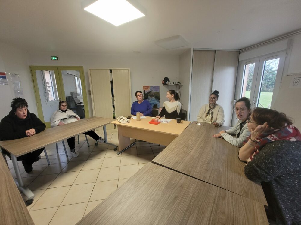 Autour de la table, résidents et professionnels échangent