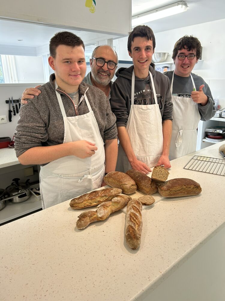 Ilan, Mathis, Mickael et Antoine Bernabe avec les pains confectionnés