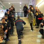 Les jeunes dans les escaliers du tunnel attendent les joueurs pour rentrer sur le terrain