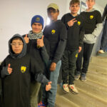 Dans le tunnel, les jeunes de l'IME de Pépieux attendent les joueurs avant l'entrée sur le terrain