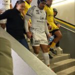 Dans le tunnel, les jeunes avec les joueurs s'apprêtent à rentrer sur le terrain