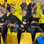 Les jeunes de l'IME de Pépieux et d'autres jeunes dans les tribunes avant le match