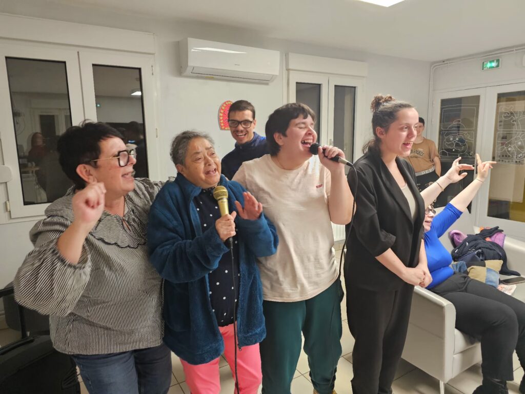 Résidents et salariés unis dans la joie et la bonne humeur autour du micro