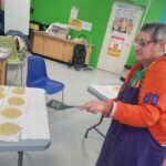 Une personne avec une spatule