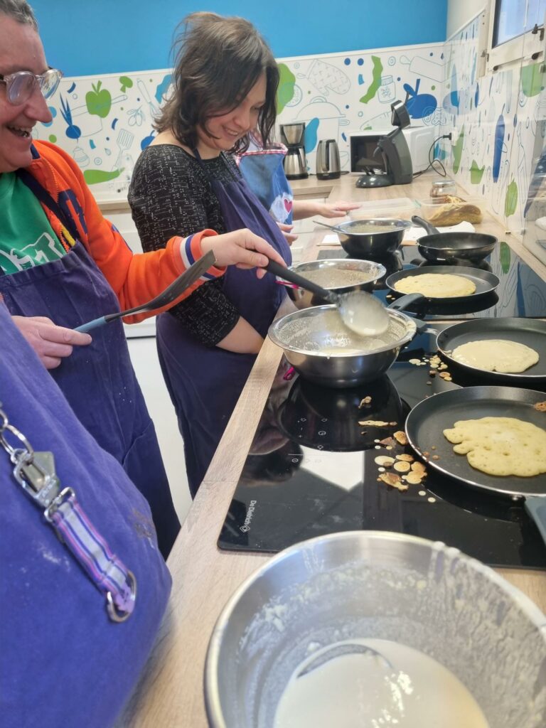 Deux personnes devant les fourneaux