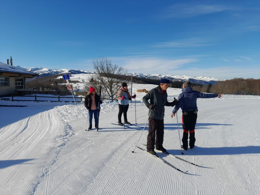 Ski de fond dans un paysage enneigé