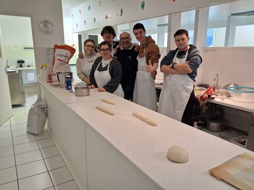 Le groupe, dans l'atelier cuisine de l'IME avec Monsieur Bernabé