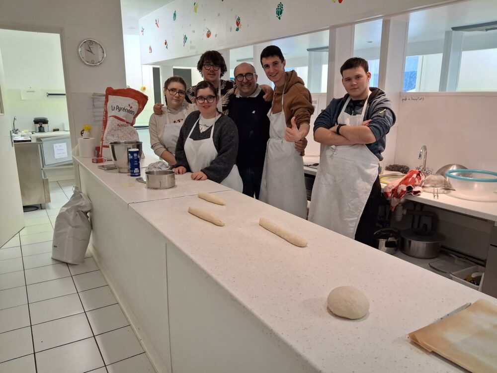 Le groupe, dans l'atelier cuisine de l'IME avec Monsieur Bernabé
