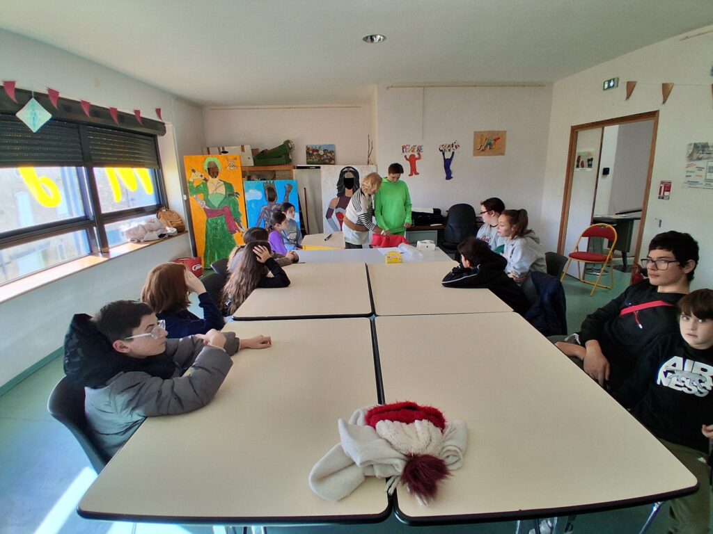 Les jeunes autour d'une table en séance d'initiation à la magie