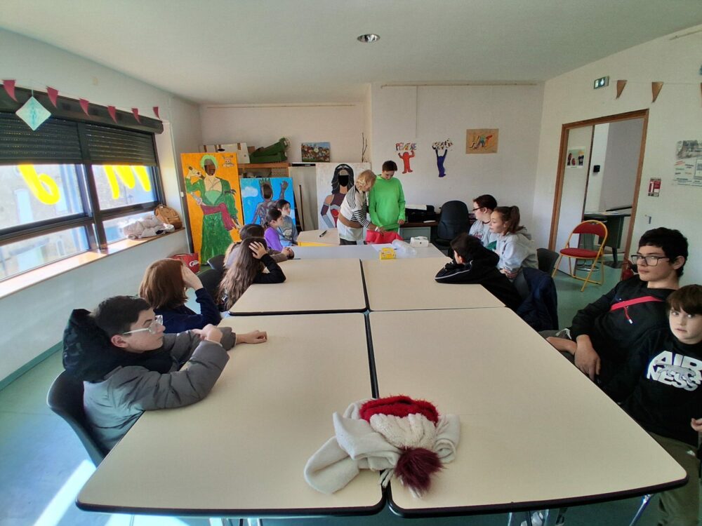 Les jeunes autour d'une table en séance d'initiation à la magie