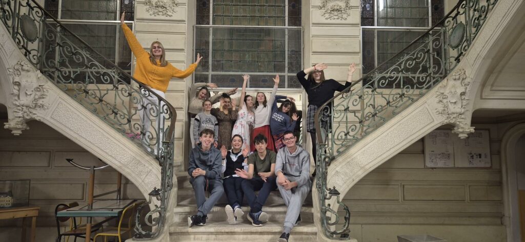 Photo de groupe dans l'escalier du château