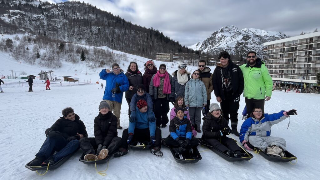 Photo de groupe au pied des pistes enneigées