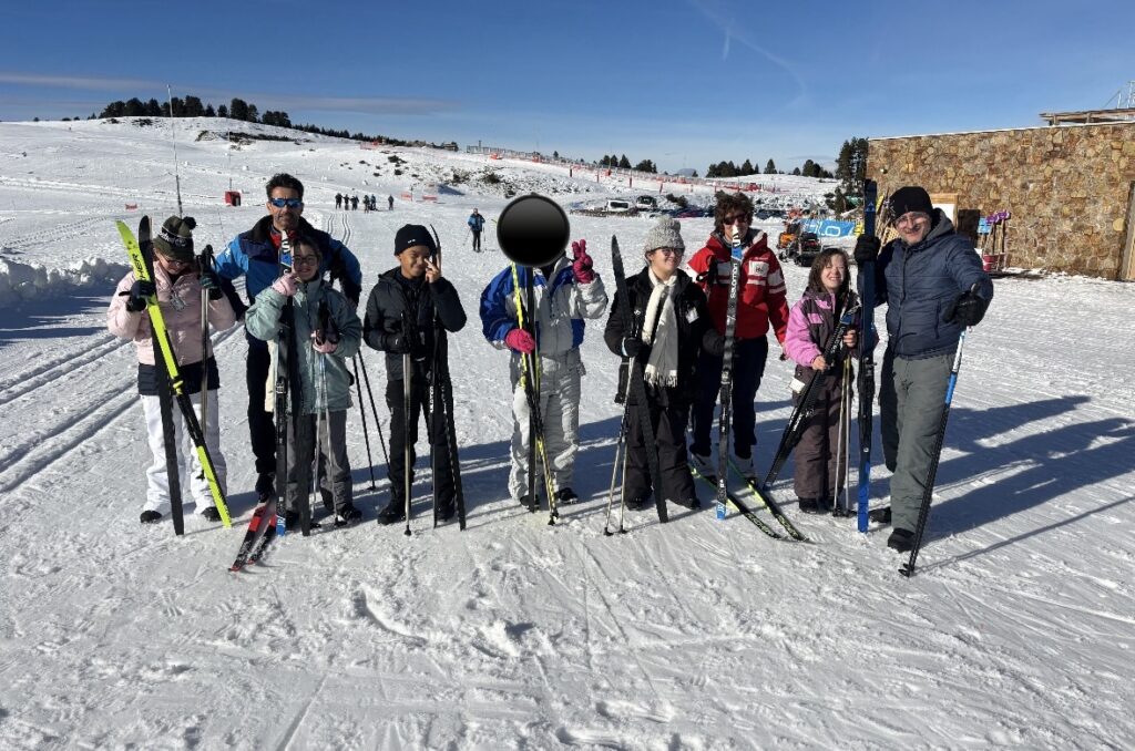 Photo de groupe près des pistes