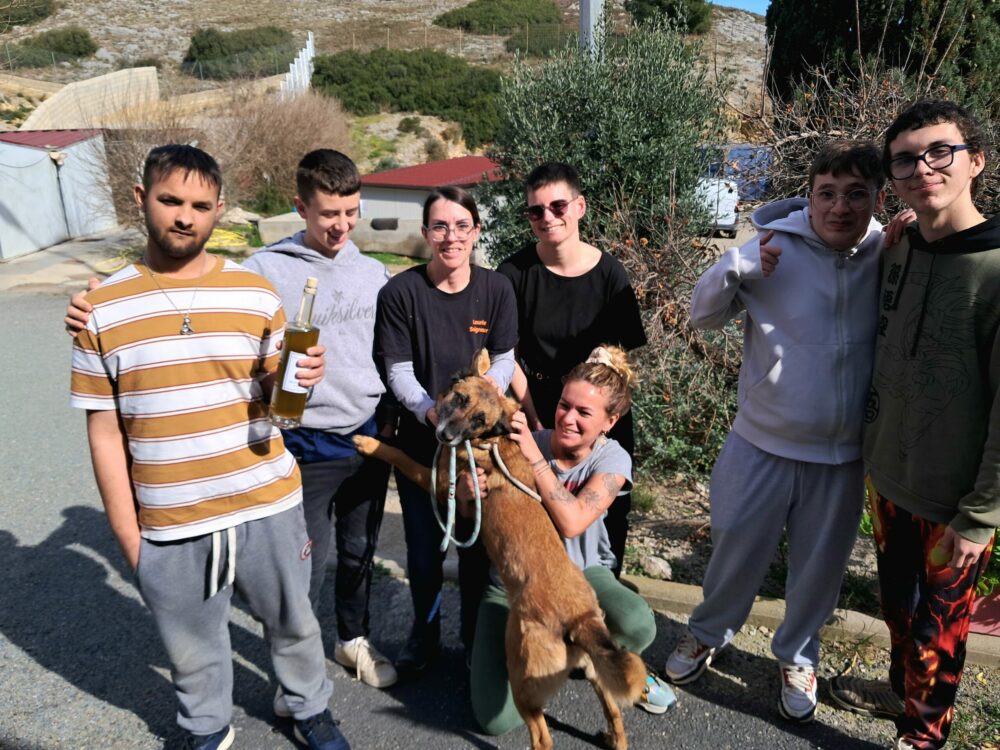 Photo de groupe avec un chien et une bouteille d'huile d'olives