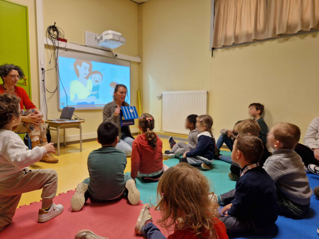 Les professionnels de l'UEMA sont intervenus en classe auprès des enfants, des équipes pédagogiques et des familles pour présenter l'UEMa et sensibiliser aux TSA