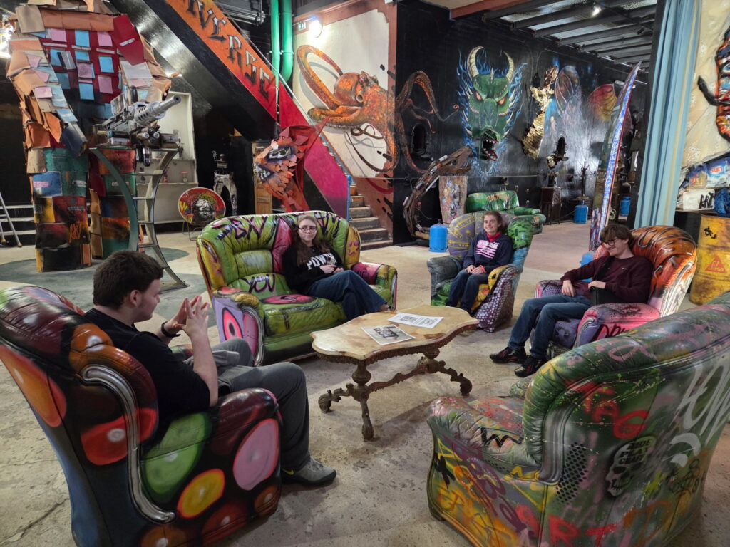 Les jeunes installés dans les fauteuils du musée