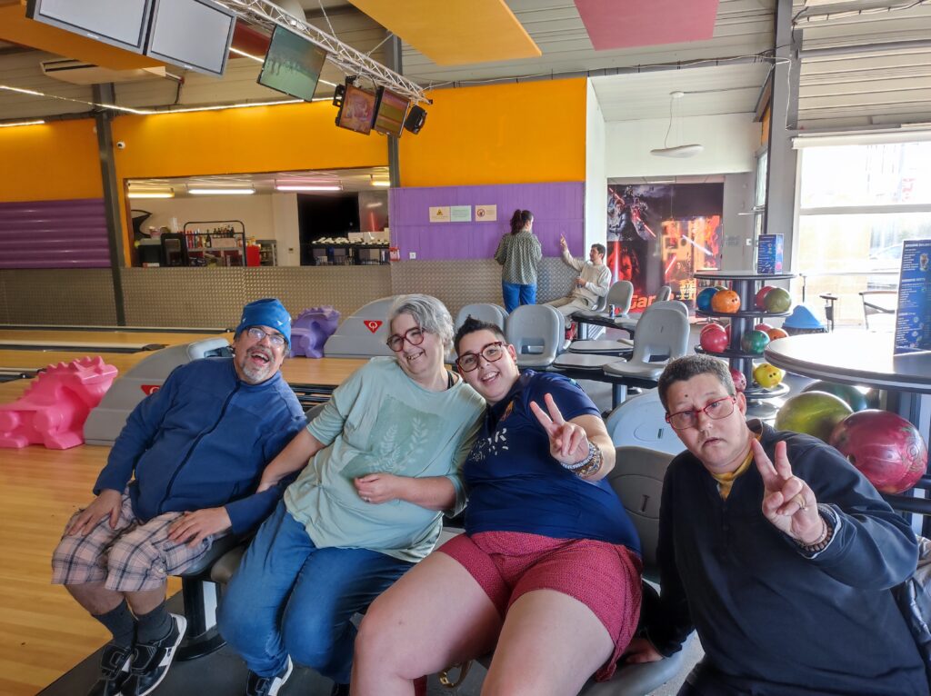Un groupe de résidents dans le bowling