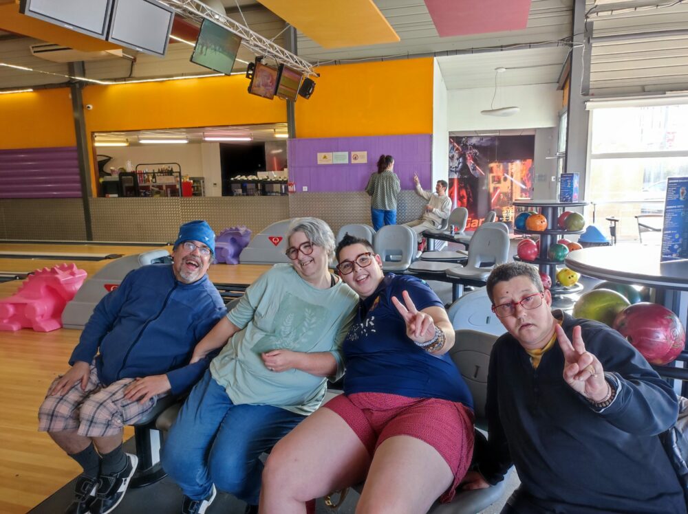 Un groupe de résidents dans le bowling