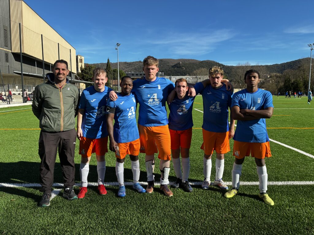 Photo de l'équipe et du coach sur le terrain