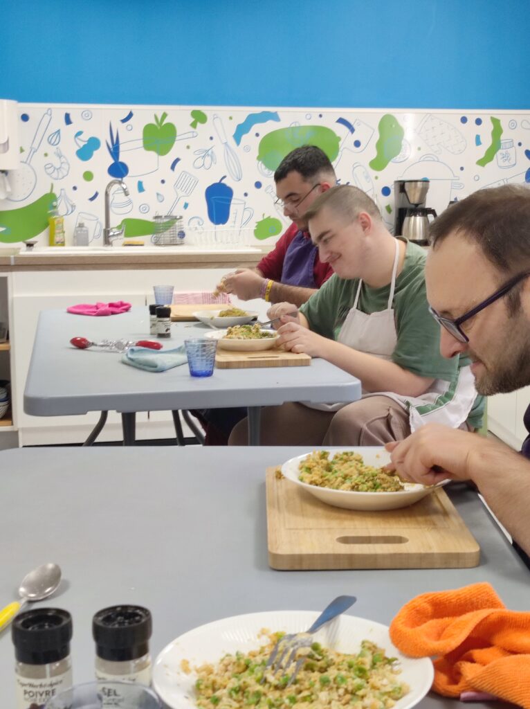 3 résidents dégustent des plats