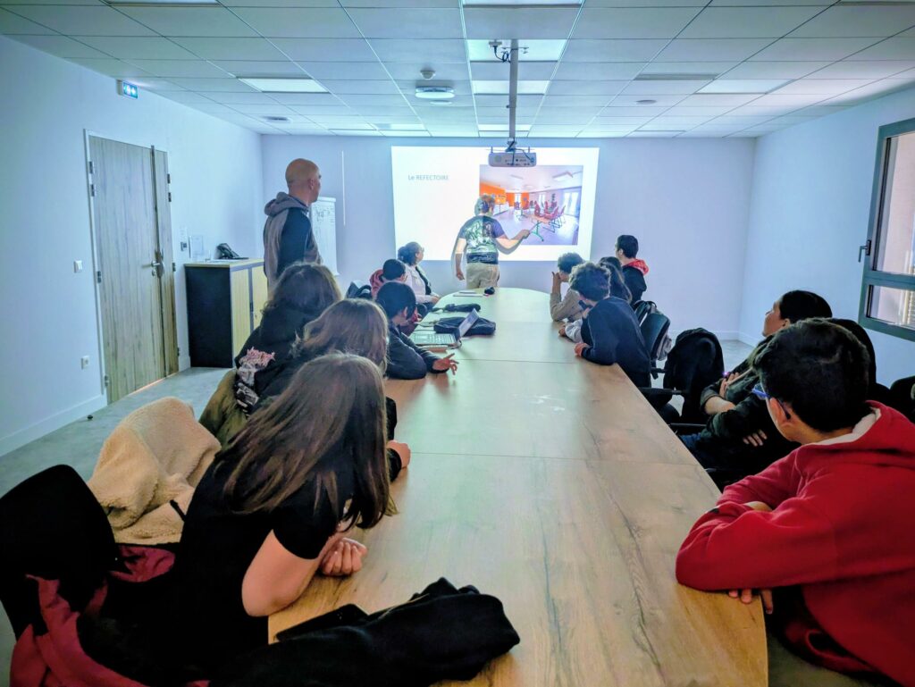 Les résidents et les jeunes échangent autour d'une grande table