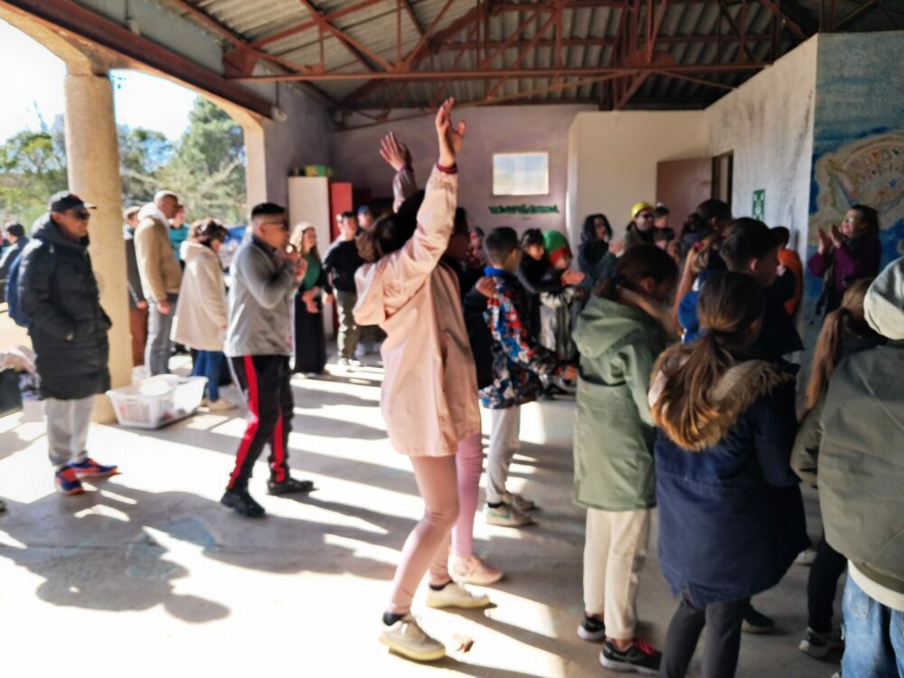 Les participants sous le préau entre danse et spectacle vivant