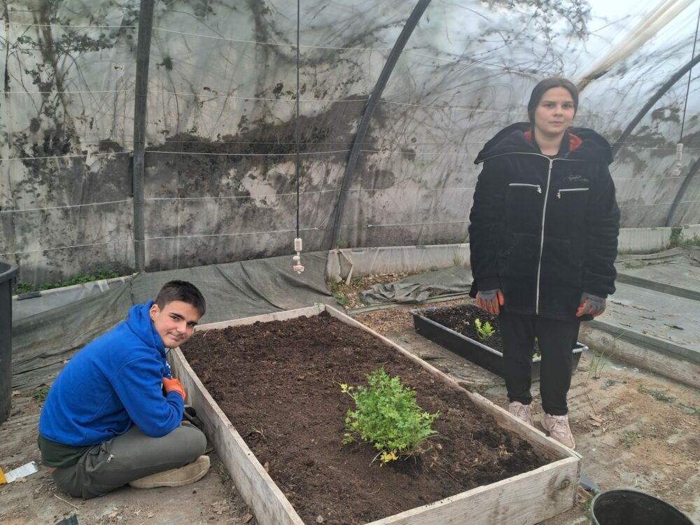 Deux jeunes sous la serre