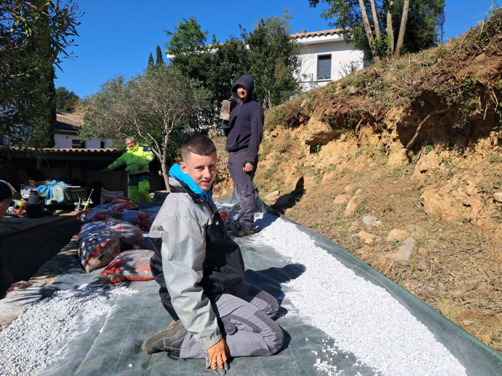 Des jeunes sur le chantier