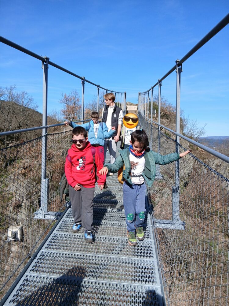 Les jeunes sur la passerelle